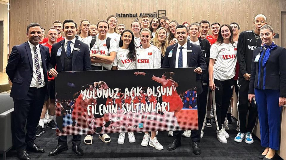 Avrupa şampiyonu Filenin Sultanları olimpiyat elemeleri için Japonya’ya gitti