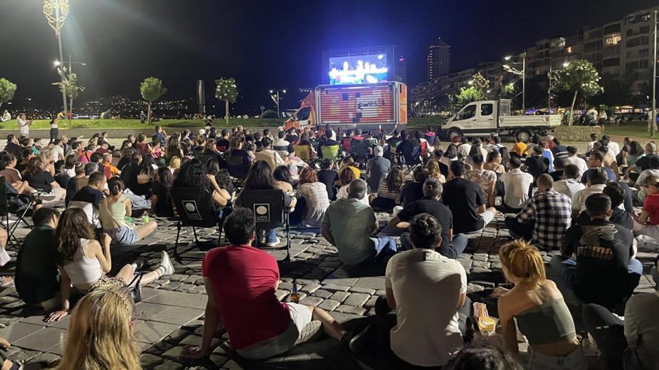 İzmir’de Türkiye-Sırbistan final maçı meydana kurulan ekranda izliyor