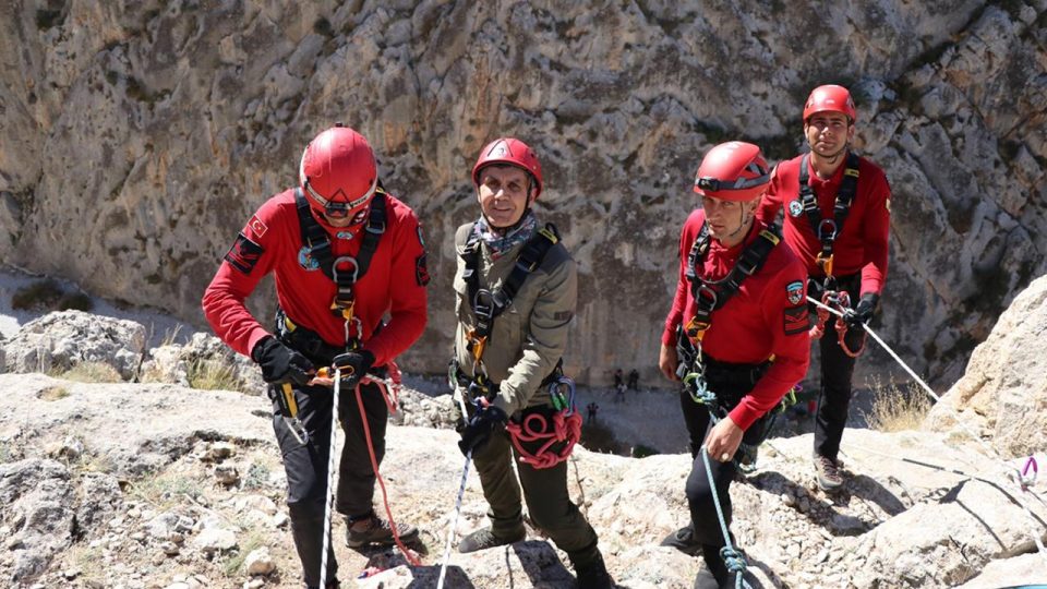 Dağcılık tutkunu Niğde Valisi Cahit Çelik 20 yıldır zirvelere tırmanıyor