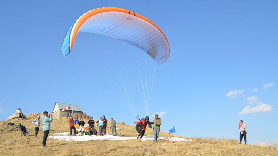 Huzurun hakim olduğu Yüksekova’da gökyüzü paraşütlerle renklendi