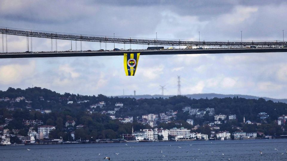 Kadınlar Süper Kupa’yı kazanan Fenerbahçe’nin bayrakları köprülere asıldı
