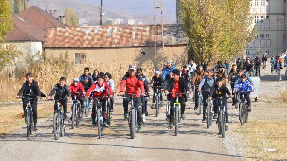 Hakkarili kayak antrenörü milli takıma sporcular yetiştiriyor