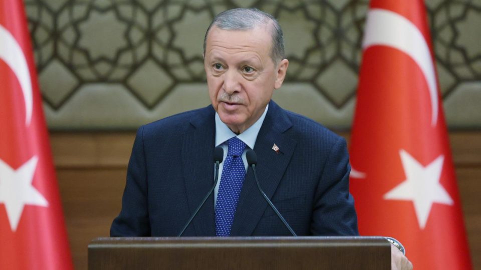 Cumhurbaşkanı Erdoğan’dan Beşiktaş Başkanı Hasan Arat’a tebrik