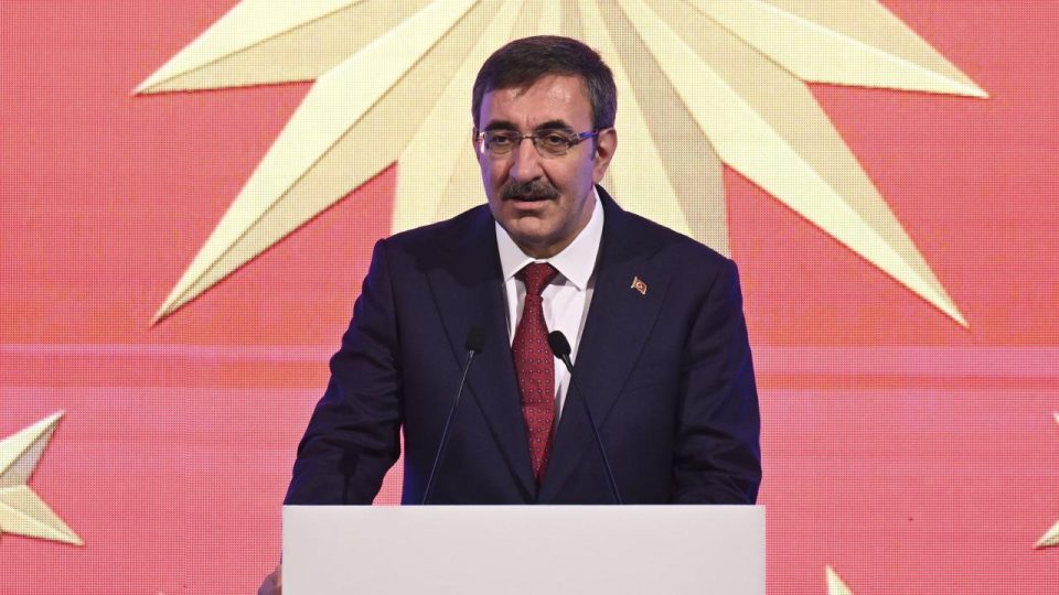 Cumhurbaşkanı Yardımcısı Cevdet Yılmaz Eczacıbaşı Dynavit ve VakıfBank’ı kutladı