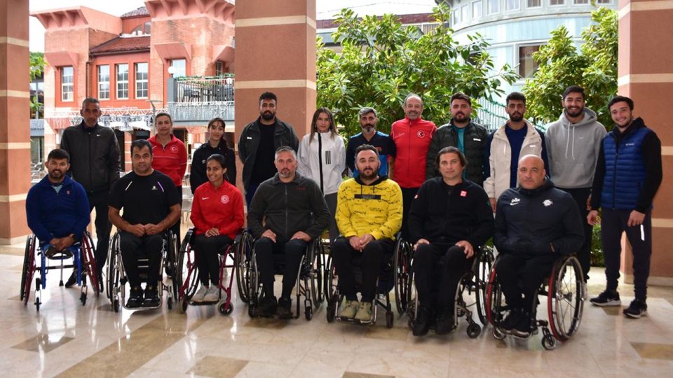 Tekerlekli Sandalye Tenis Milli Takımı’ndan “sahneye çıkın alkışlanan olun” çağrısı